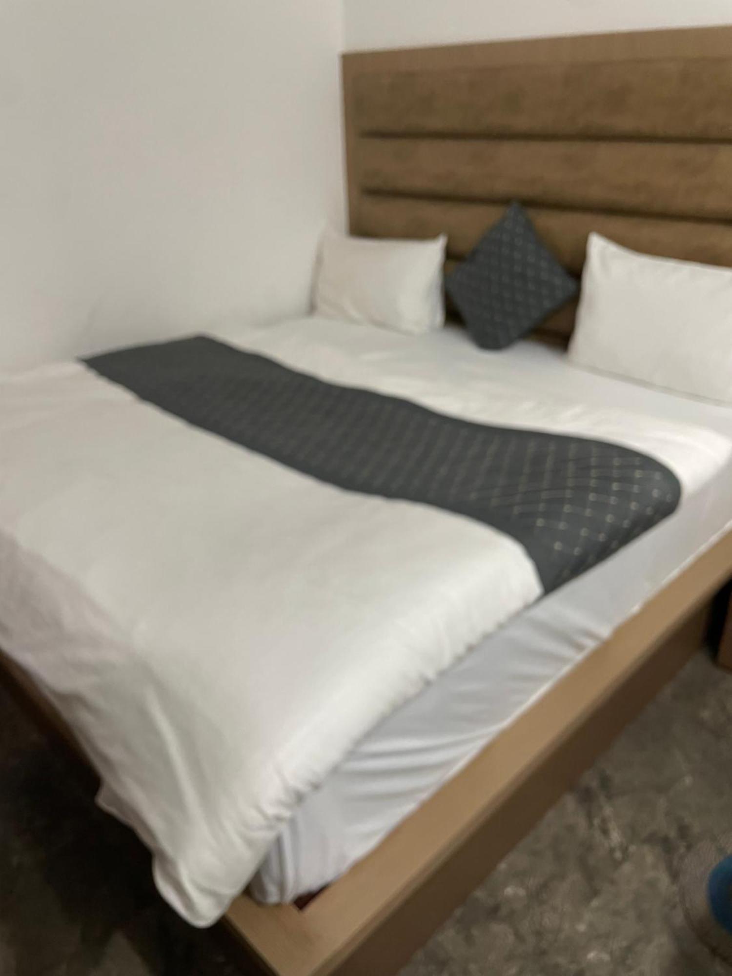 Hotel Golden Door Mathura Eksteriør billede